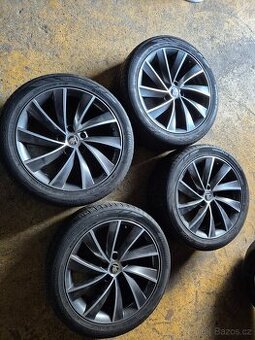 235/45 R18 superb