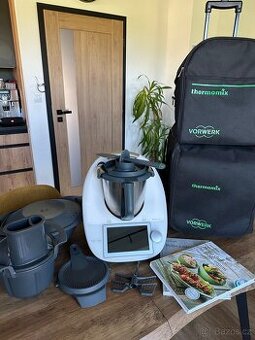 THERMOMIX TM6 + taška na kolečkách + kráječ