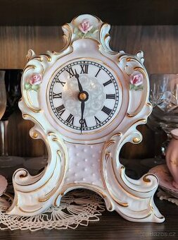 Porcelánové hodiny s růžemi a zlatým zdobením – krásná dekor