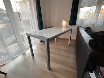 Bílý jídelní stůl s kovovými nohami