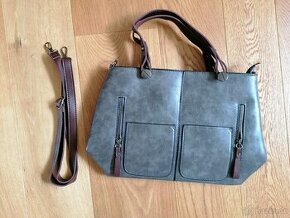 Koženkova kabelka seda