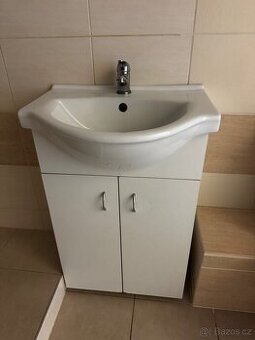 Koupelnová skříňka s umyvadlem a baterií