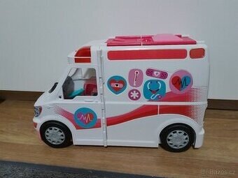 Barbie hračky - sanitka, domeček