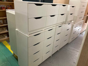 Levná bílá komoda šuplíky