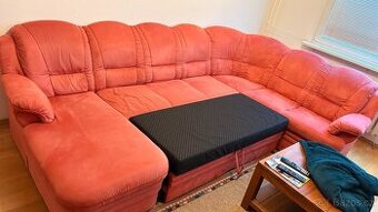 Růžový rozkládací gauč