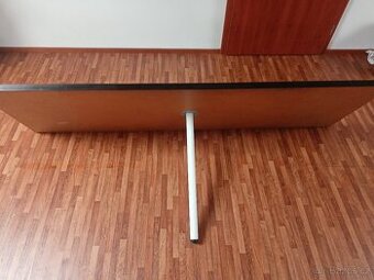 Černý psací stůl