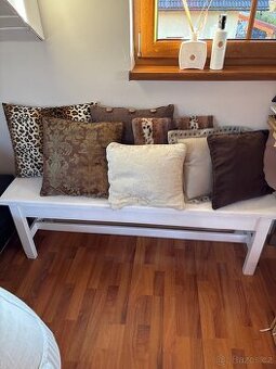 7ks dekorativních polštářů