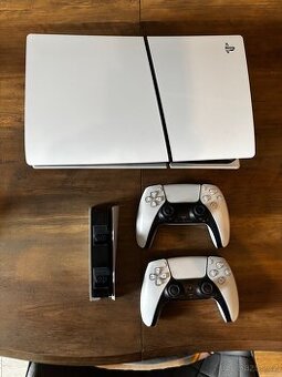 Prodám PlayStation 5 Slim + příslušenství (TOP stav)