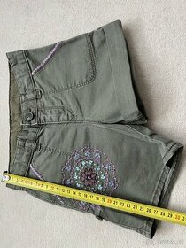 Kraťase zn. Gap vel. 4 roky