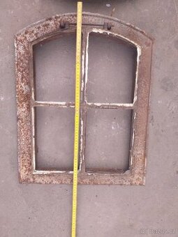 Dvě stará výklopná litinová okna