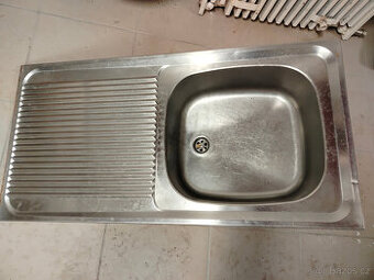 Nerezový kuchyňský dřez s odkapem