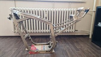 SUZUKI GSX R750 GR75A