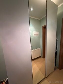 Prostorná šatní skříň Ikea Pax