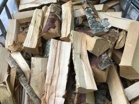 Palivové dřevo dříví štípané špalky