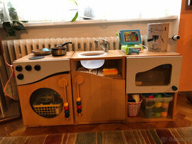 Dřevěná dětská kuchyňka. Hodně příslušenství. Reálná baterie