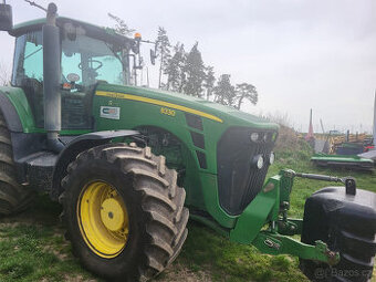 Kolový traktor John Deere 8330