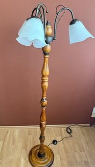 Stojací dřevěná lampa