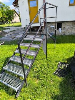 Kovové schody z pororoštu