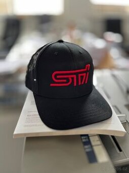 Predám čiernu šiltovku Subaru STi s 3D logom