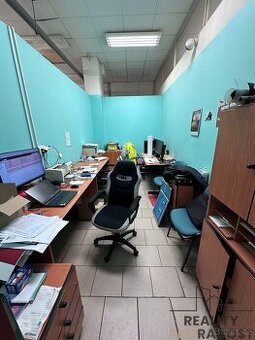 PRONÁJEM SKLADU - DÍLNY + KANCELÁŘ O VÝMĚŘE 115m2 V ADAMOVĚ
