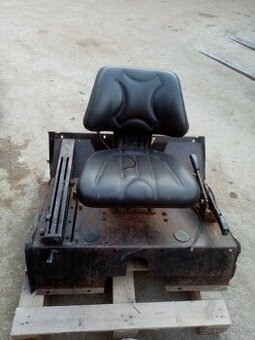 Zetor 7011 plech pod sedacku.