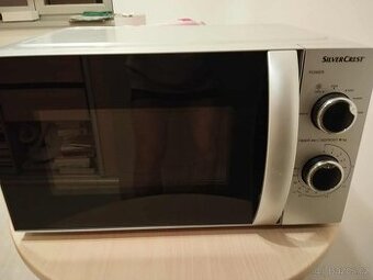 Zbytek věcí po oslavě-mikrovlnka, plachty, demižon, sklo...
