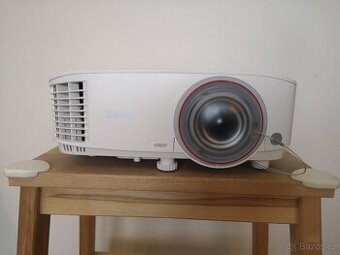 Projektor Benq a plátno