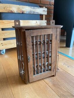 Starožitná skříňka na vejce