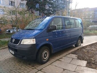 Volkswagen T5 minibus