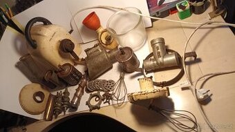 Starý kuchyňský robot UKS E20A + příslušenství