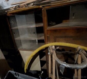 starožitná párová vitrína