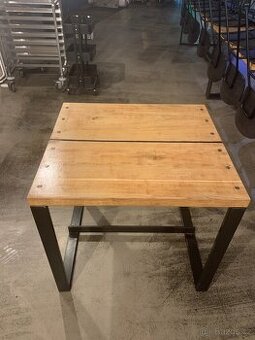 Restaurační nábytek – masivní dubové stoly a židle