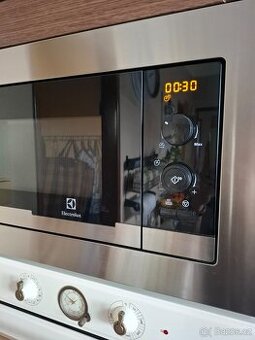 Vestavěná mikrovlnná trouba