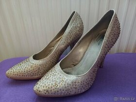 Zlaté boty na podpatku