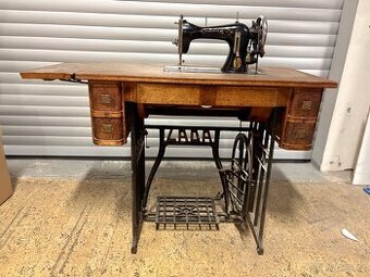 Prodám starý šicí stroj Lada