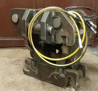 Naklápěcí pístová hlava na bagr 14-22tun . Bezúdržbova.