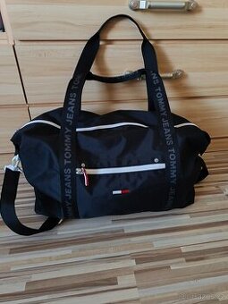 SPORTOVNÍ/CESTOVNÍ TAŠKA | ČERNÁ | TOMMY JEANS