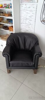 Nově čalouněné křeslo