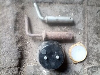 Kolík k traktoru a světlo na vlek