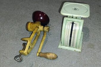 Plechová váha a mlýnek na mák