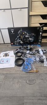 LEGO Technic 42159 Yamaha MT-10 SP – Částečně rozestavěné