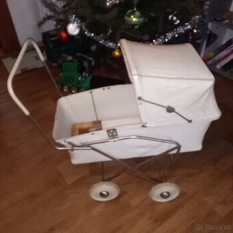 Prodám starý kočárek pro panenky TDV