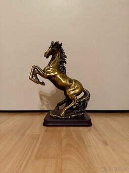 Vzpínající se kůň – bronzová patina