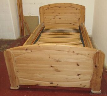 Celomasivní postel s lamelovým roštem z borovice