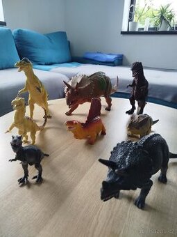 Figurky Dinosaurů (celkem 8ks) krásný stav