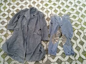 Starý kabát a jezdecké kalhoty z půdy ČSR