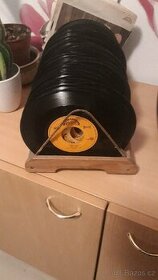 Vinylové staré gramodesky + hurvínek a spejbl (ps:bez obalů)