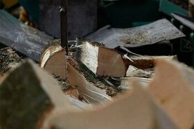 Palivové dřevo dříví špalky nebo štípané