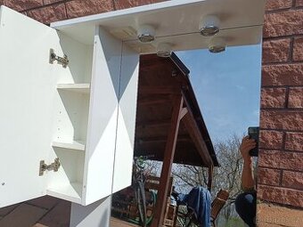 Zrcadlová plocha se skříňkou a osvětlením +220V