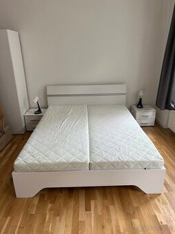 Daruji postel s matracemi.